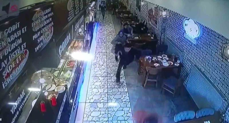Lokantada yemek yerken depreme yakalandılar
