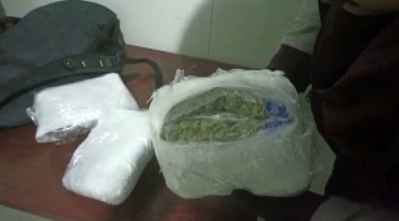 Otobüsteki 2 yolcunun sırt çantasından uyuşturucu çıktı
