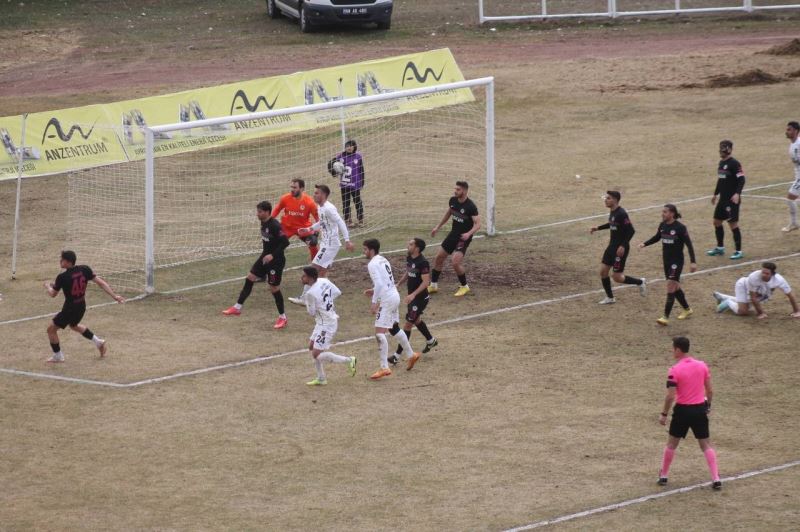 Bayburtspor 10 kişi kalan Isparta’ya 1-0 yenildi
