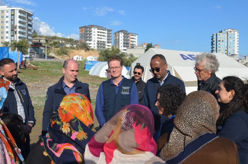 Büyükelçi Landrut Kahramanmaraş’ta çadırda yaşayan vatandaşları ziyaret etti
