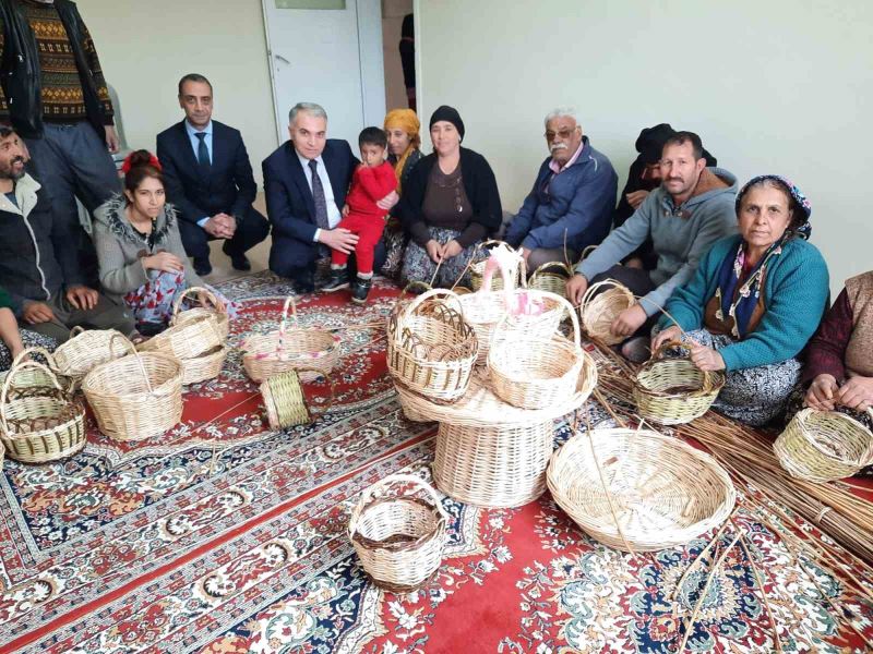 Bu kursta sepetleri Roman vatandaşlar örüyor

