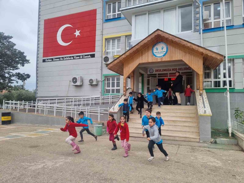 Adana’da öğrenciler için deprem tatbikatı
