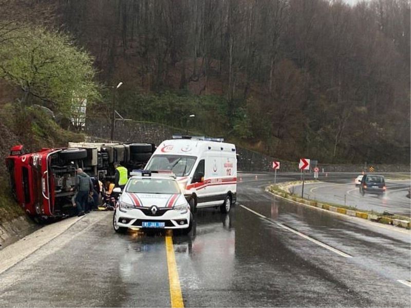 Hurda yüklü tır devrildi: 1 yaralı
