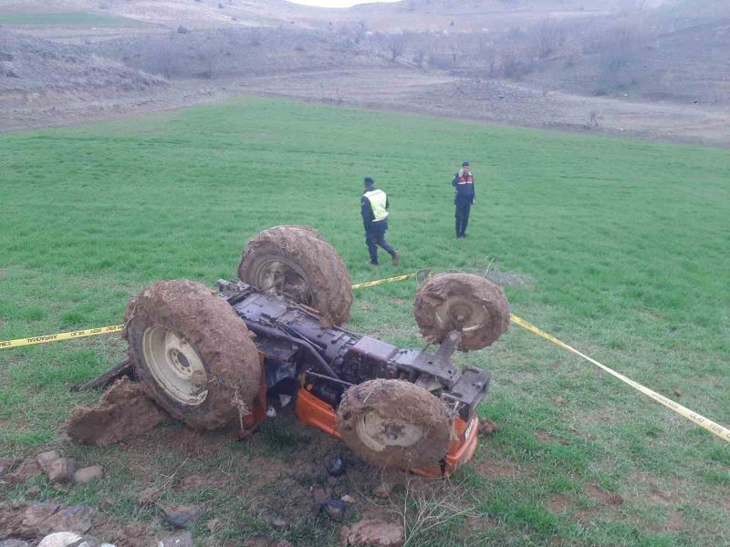 Devrilen traktörün altında kalan sürücü öldü
