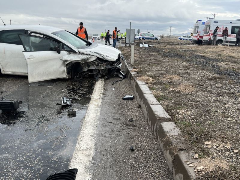 İşçileri taşıyan kamyonet ile otomobil çarpıştı: 9 yaralı
