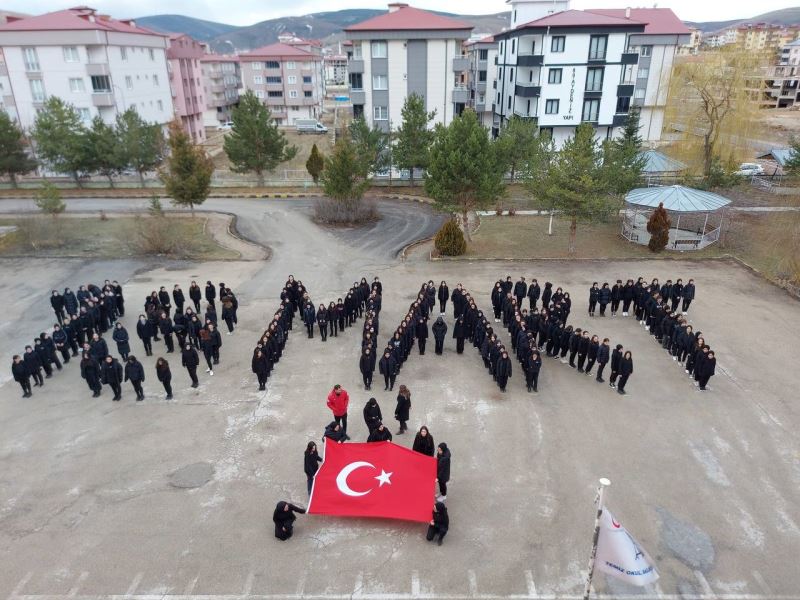 Kız öğrencilerden anlamlı ve duygu dolu ’18 Mart’ kutlaması
