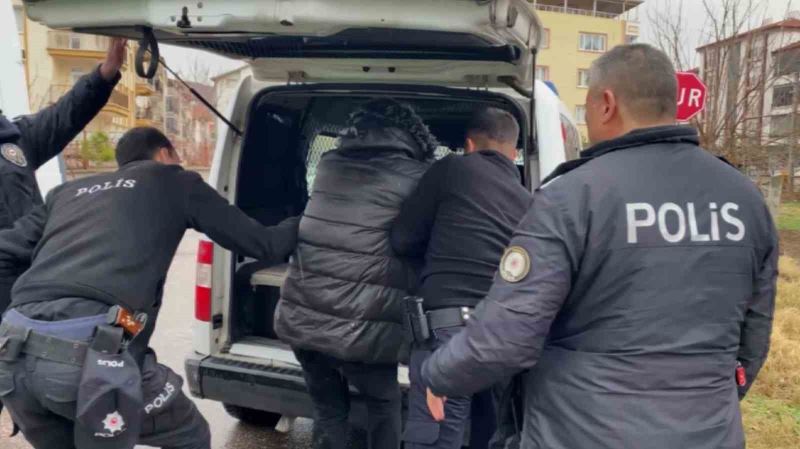 Dini nikahlı eşini bıçakla yaralayıp, araçlara zarar veren şahıs tutuklandı
