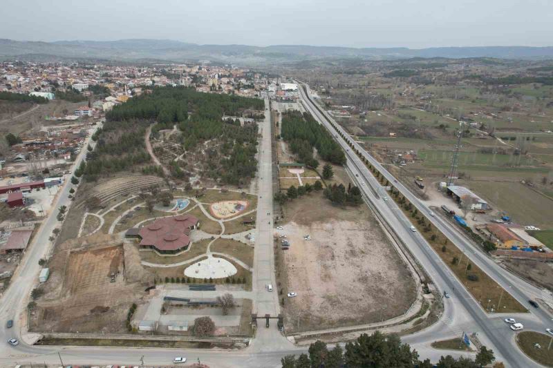 Gediz’de gençlik merkezi ve tenis kortu inşaatları başladı
