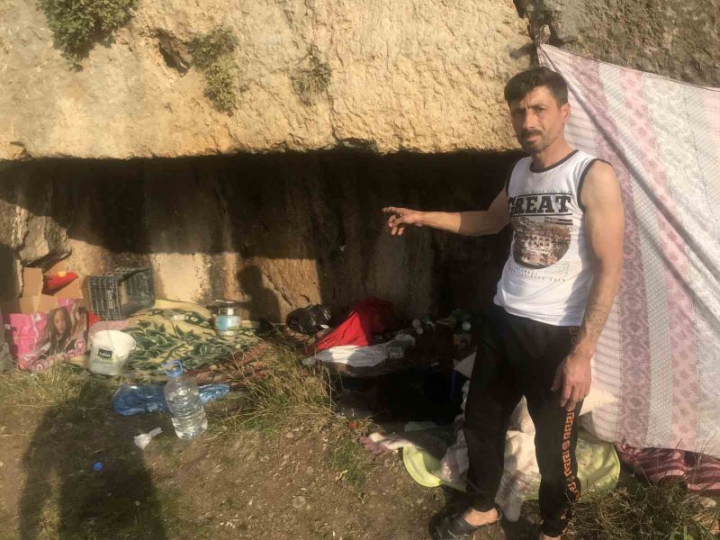 Evi yıkılan depremzede mağarada yaşıyor
