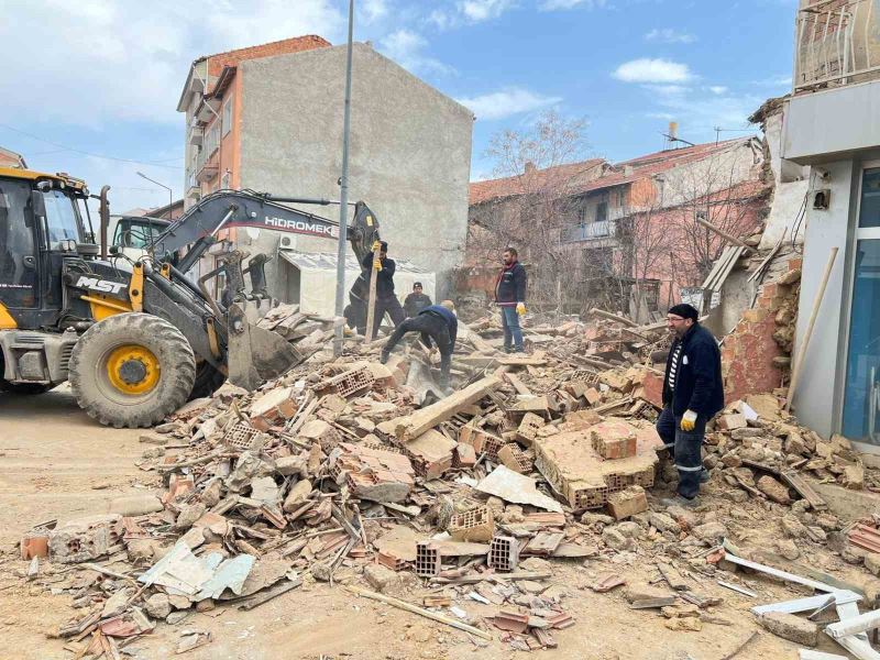 Altıntaş’ta tehlike arz eden metruk binalar yıkılıyor
