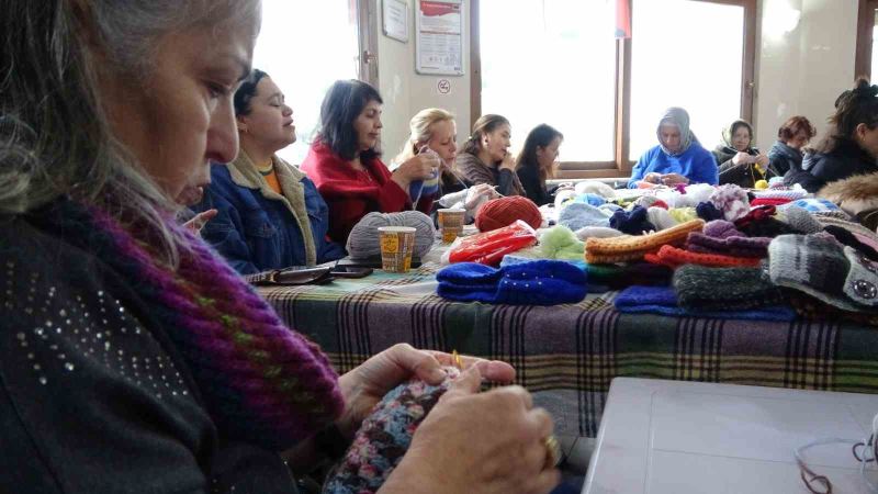 Kartallı kadınlar depremzede çocuklar üşümesin diye atkı bere örüyor
