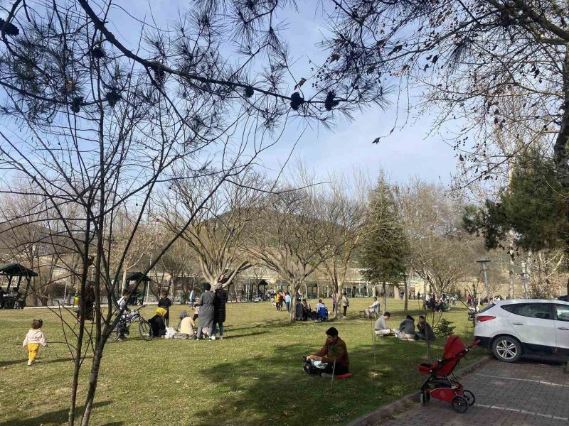 Güzel havayı gören Osmanelililer parklara akın etti
