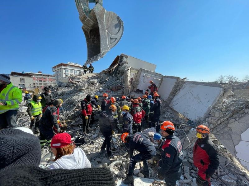 Nurdağı’nda 129. saatte 5 kişilik aileyi kurtaran itfaiye ekipleri duygu dolu anları İHA’ya anlattı
