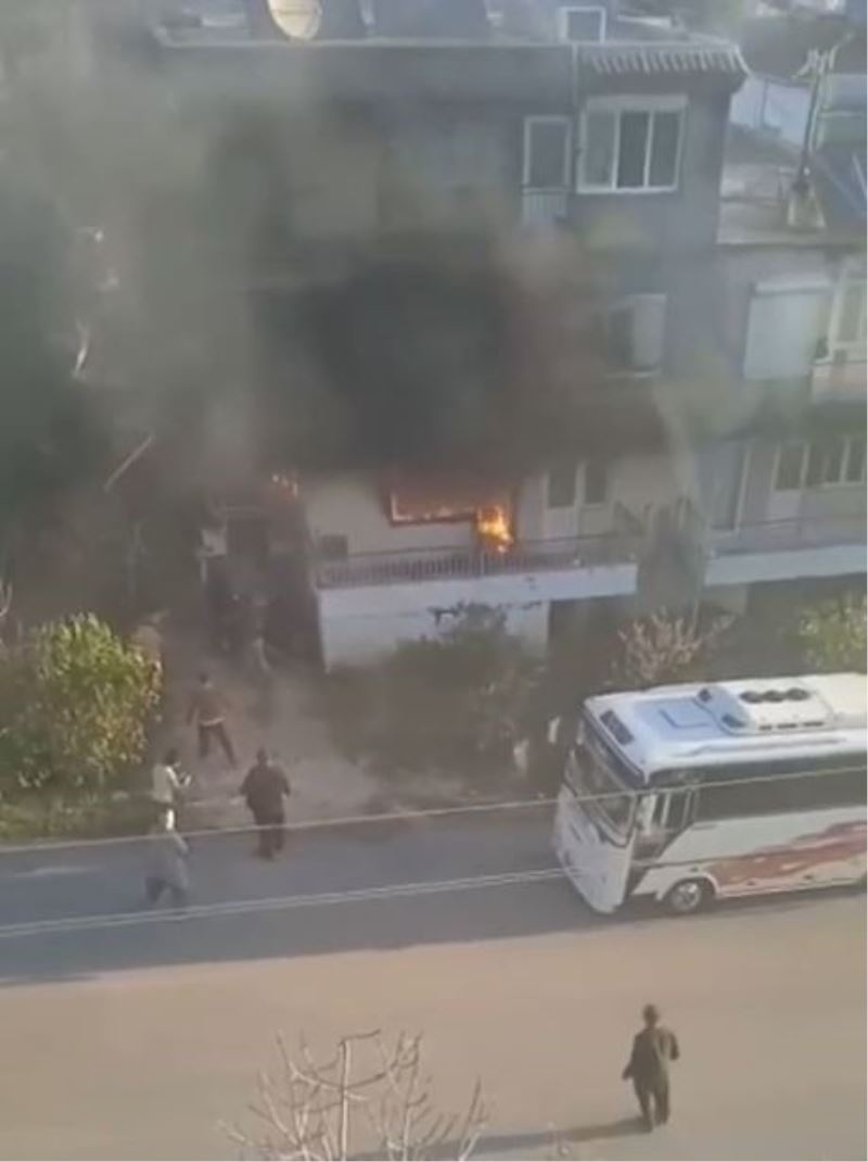 Serik’te yanan ev küle döndü
