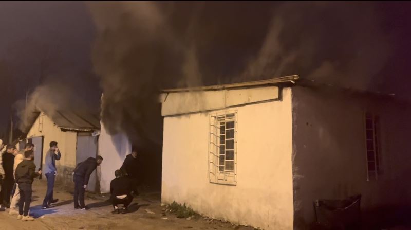 Hurdalık alanda çıkan yangın hortum deposuna sıçradı, 2 araç kullanılamaz hale geldi
