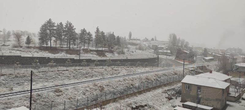 Aşkale güne kar ile uyandı
