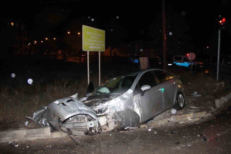 Tırla çarpışıp hurdaya dönen otomobilde 2 kişi yaralandı
