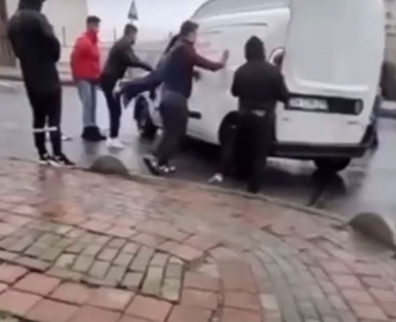 Kaza yapan aracı düzeltirken altında kalmaktan son anda kurtuldu
