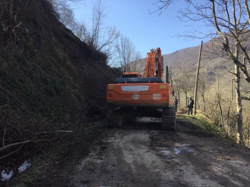 Heyelan sebebiyle kapanan mahalle yolu ulaşıma açıldı
