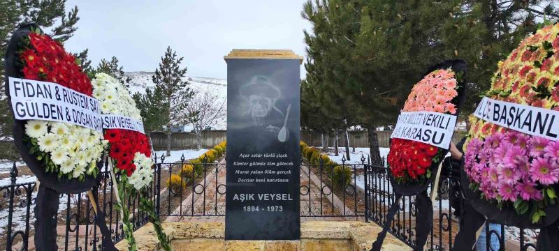 Dünyaca ünlü halk ozanı mezarı başında anıldı
