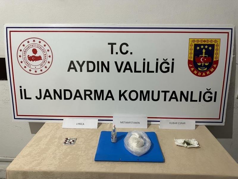 Uyuşturucu satıcıları jandarmadan kaçamadı
