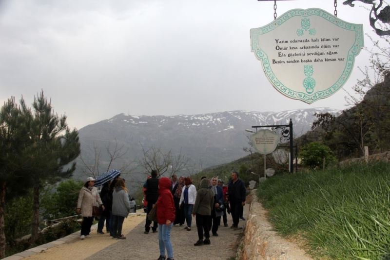 Osmanlı döneminde gurbete giden eşleri için söyledikleri dizeler Mani Yolunda sergileniyor
