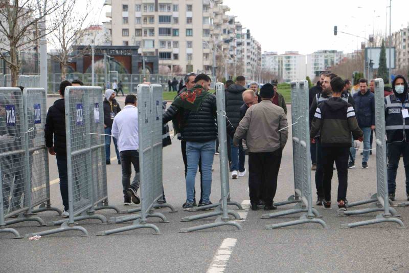 Diyarbakır’da Nevruz kutlaması geniş güvenlik önlemi içinde başladı
