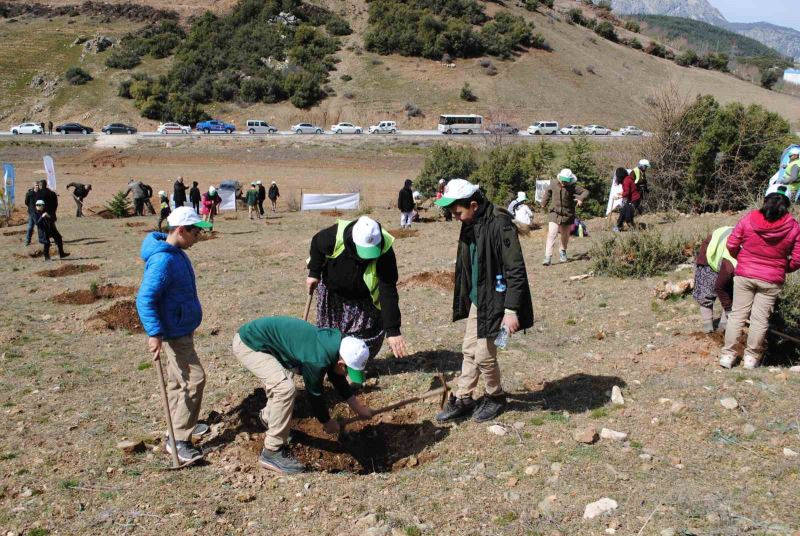 Deprem şehitleri için Eğirdir’de 500 adet ardıç fidanı dikildi
