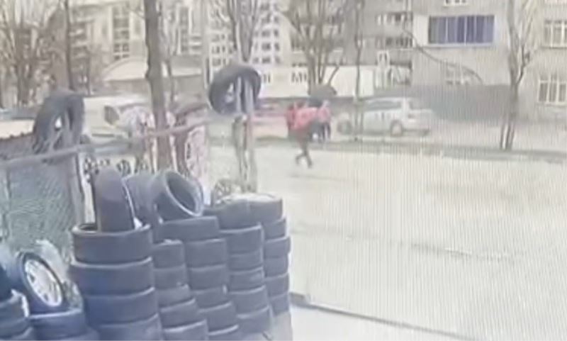 (Özel) Okula giderken aracın çarptığı çocuk metrelerce böyle savruldu
