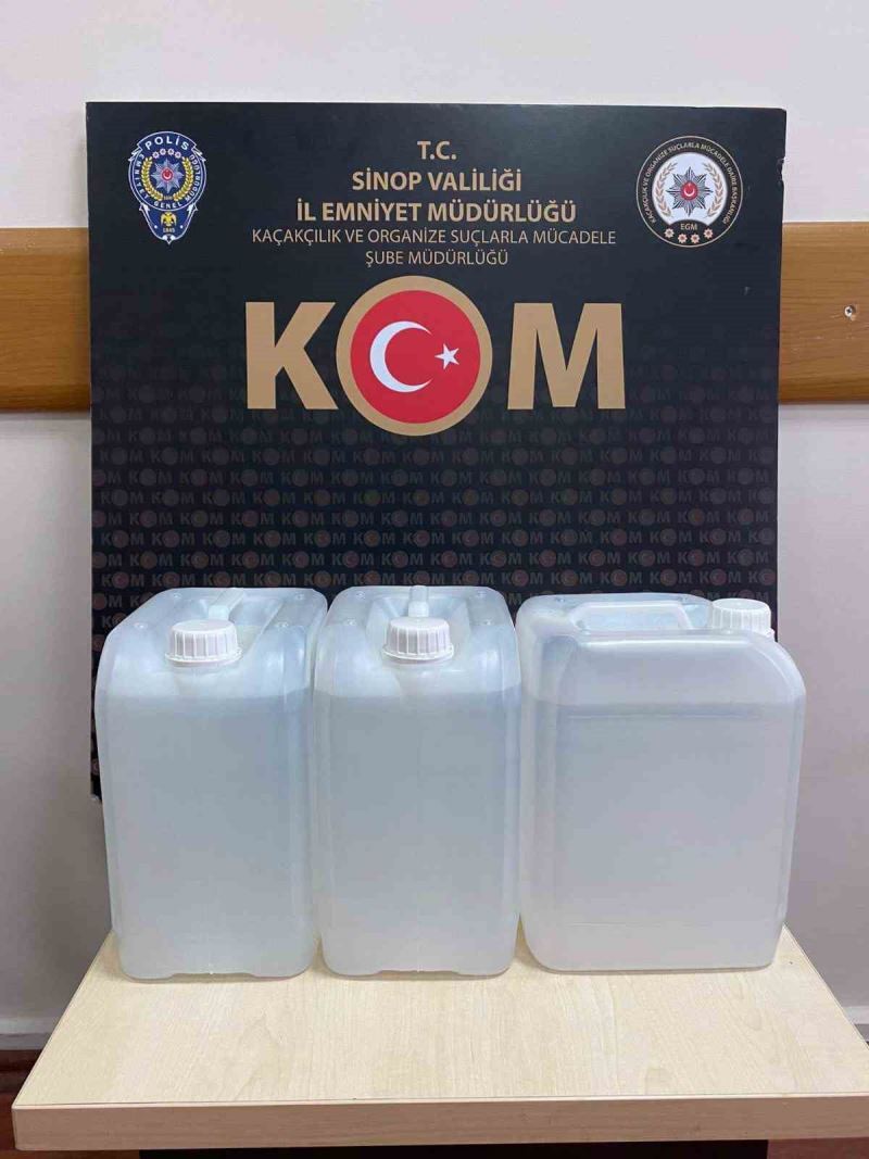 Motosikletin bagajından 15 litre kaçak alkol çıktı
