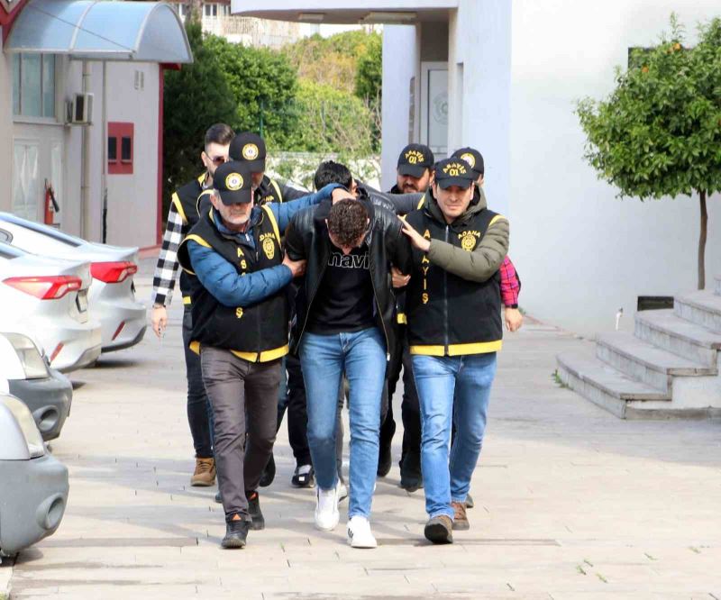 İş arayan iki arkadaşı darp edip, 91 bin liralarını gasp ettiler
