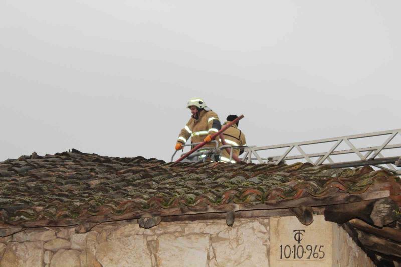 Gündüz defnedildi, akşam evi yandı
