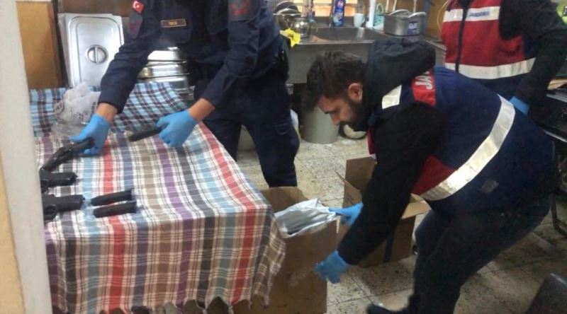 İzmir’de jandarmadan silah deposuna baskın
