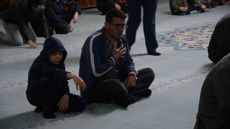 Deprem bölgesi Kilis’te ilk teravih namazına yoğun ilgi
