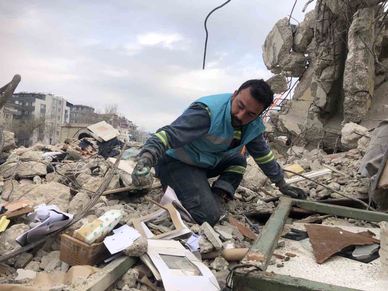 Babadan kalan 50 yıllık dükkânın enkazında tırnaklarıyla hatıralarını arıyor
