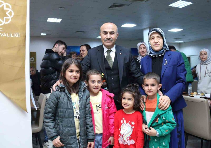 Mardin Valisi Demirtaş, ilk iftarını depremzede vatandaşlarla yaptı

