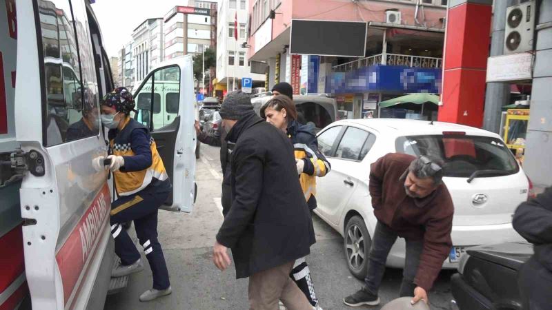 Yolun karşısına geçerken kamyonet çarptı
