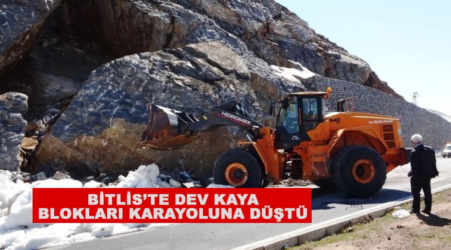 Bitlis’te dev kaya blokları karayoluna düştü