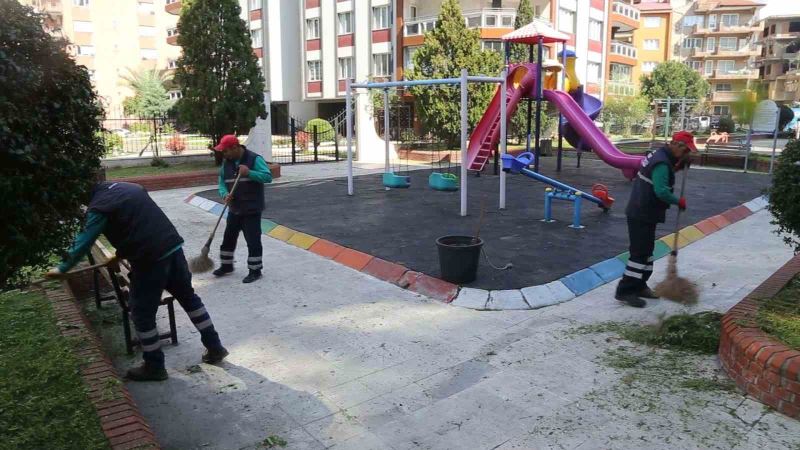 Efeler’in yeşil alanları temizleniyor

