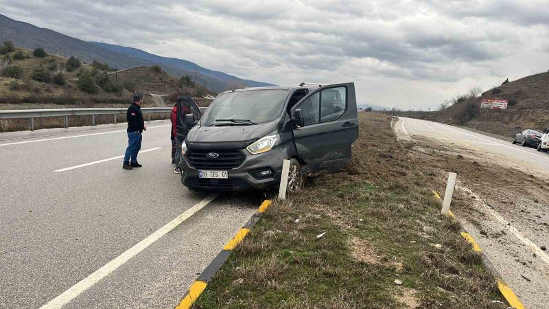 D100’de orta refüje çıkan minibüsün sürücüsü yaralandı
