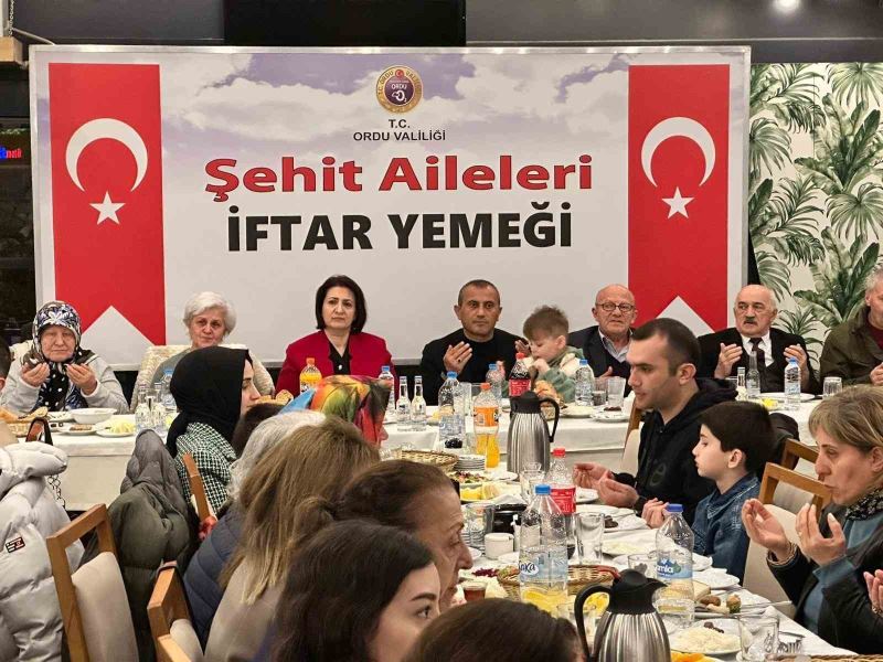 Vali ilk iftarı şehit aileleri ile birlikte yaptı
