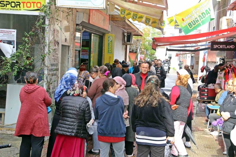 Antalya’da ‘gizli hayırlı’ pide kuyruğu
