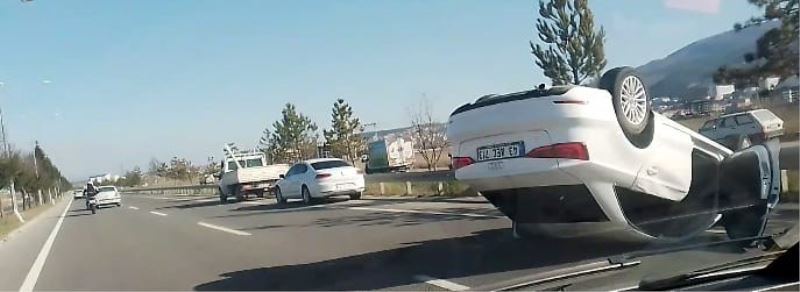 Otomobil takla atarak ters döndü: 2 yaralı
