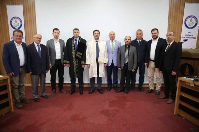Şırnak üniversitesinde doçentlik unvanı alan öğretim üyesi cübbesini giydi
