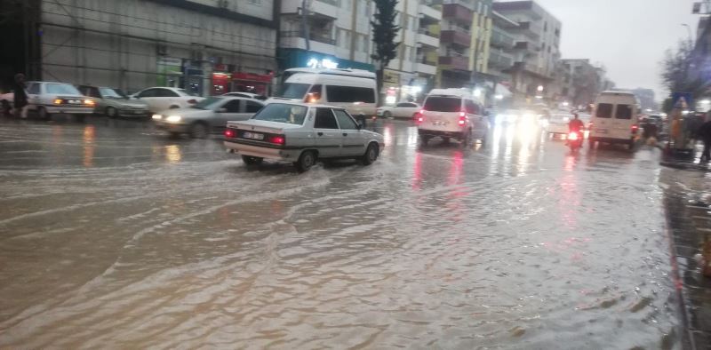Şanlıurfa’da sağanak etkili oldu, yağışlar ekipleri alarma geçirdi
