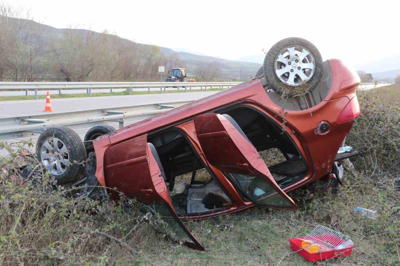 Amasya’da otomobil bariyere çarparak takla attı: 4 yaralı
