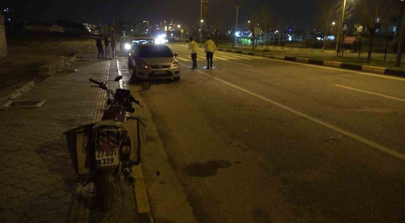 Seyir halindeki araç, motosiklete çarpıp yola savurdu: 2 ağır yaralı
