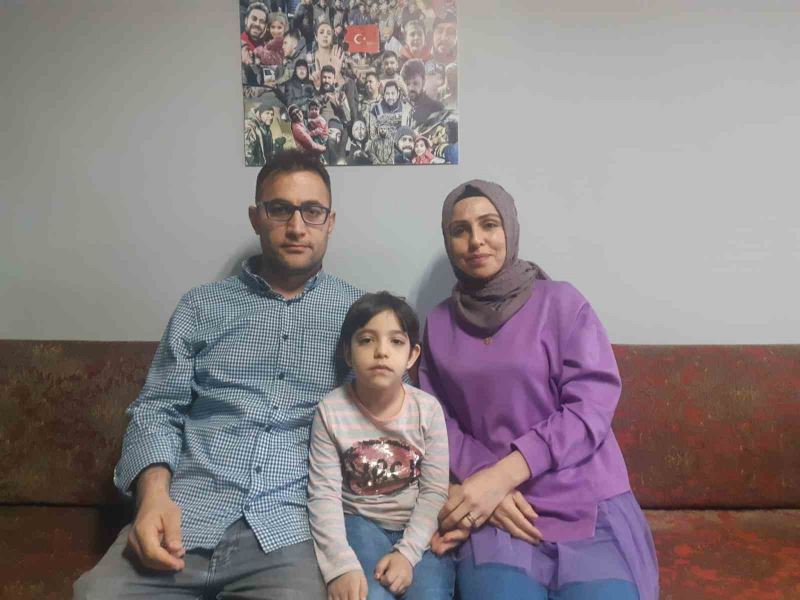 Enkaz altında kalan işitme ve konuşma engelliler yaşadıklarını İHA muhabirine anlattı
