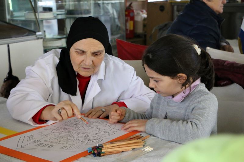 Minik ressamlar, yaşlı vatandaşlarla resim yaptı
