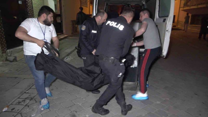 Kocasını göğsünden ve karnından bıçaklayarak öldürdü
